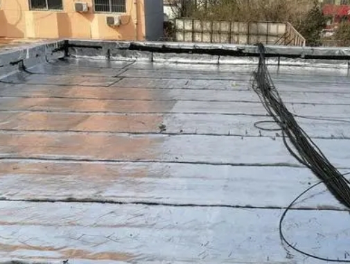 孟津卫生间漏水维修公司分享下孟津屋面楼顶防水刚性防水层施工要点。